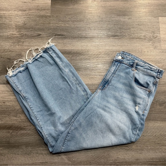 American Eagle Outfitters Women’s Light Wash Dreamy Drape Wide Leg Jeans - Picture 2 of 11